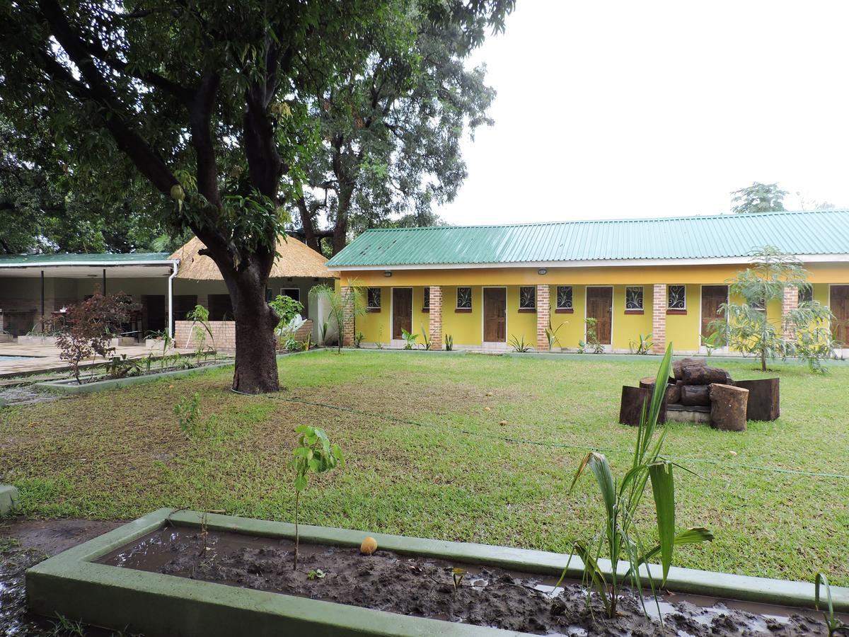 Cafe Zambezi House Of Africa Hostel Livingstone Exterior photo